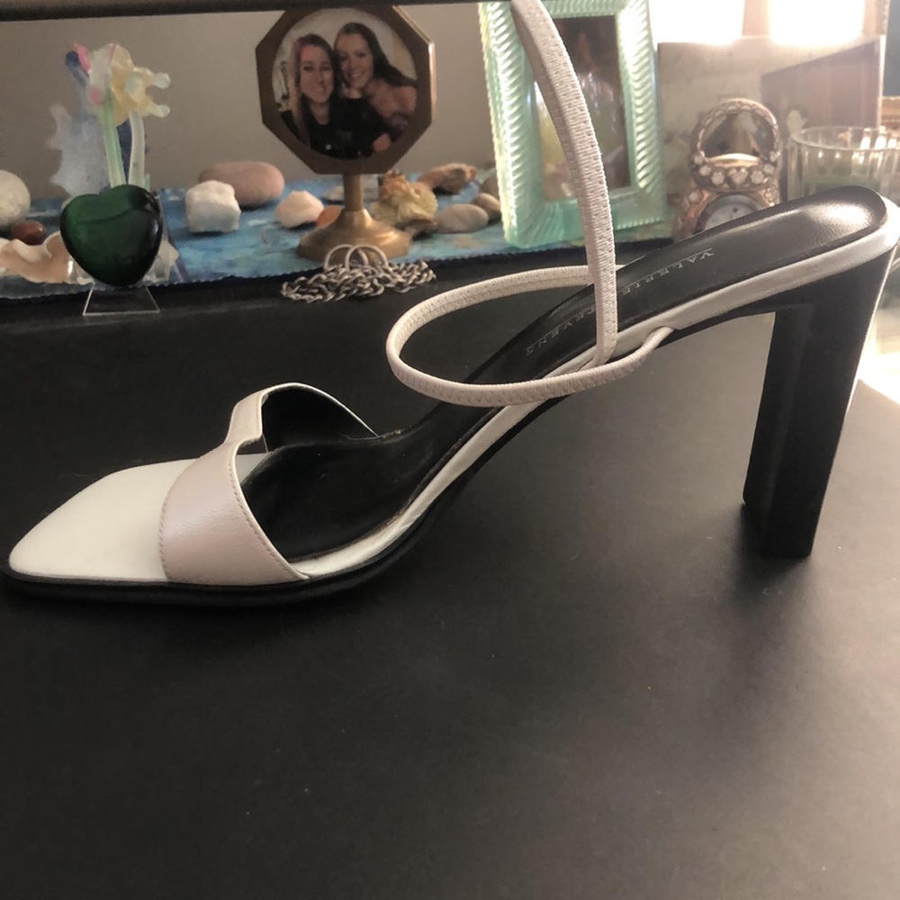 White and black sandals. - Picture 4 of 8